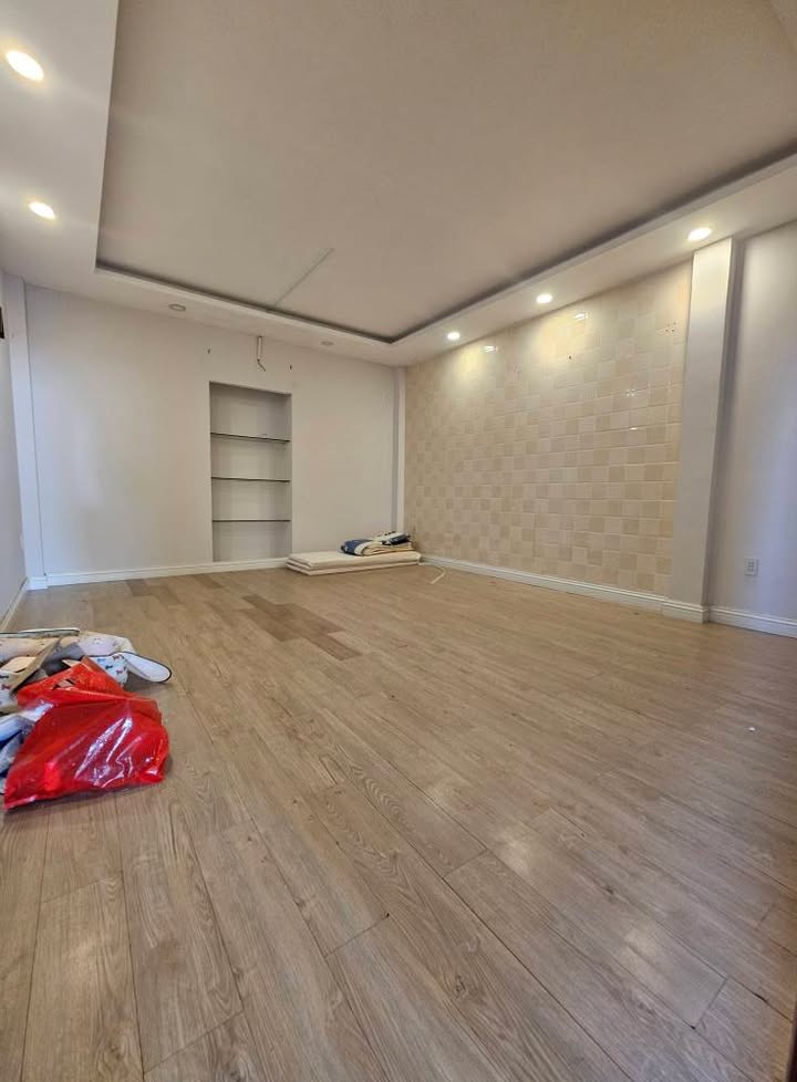 Cho thuê lầu 1 đường Bùi Minh Trực, quận 8, 75m² - Giá chỉ 6.5 triệu/tháng!