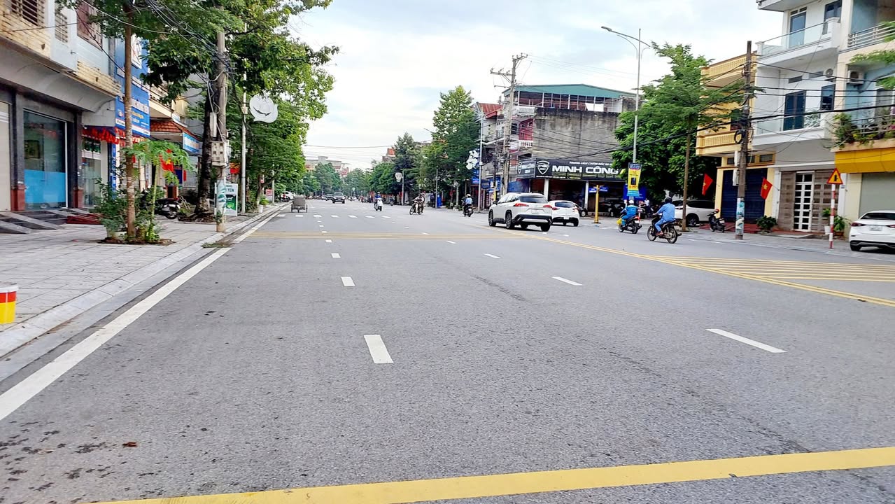 Nhà mặt đường Trần Phú, huyện Thanh Sơn, 76m² giá 7.1 tỷ - Kinh doanh thuận lợi!