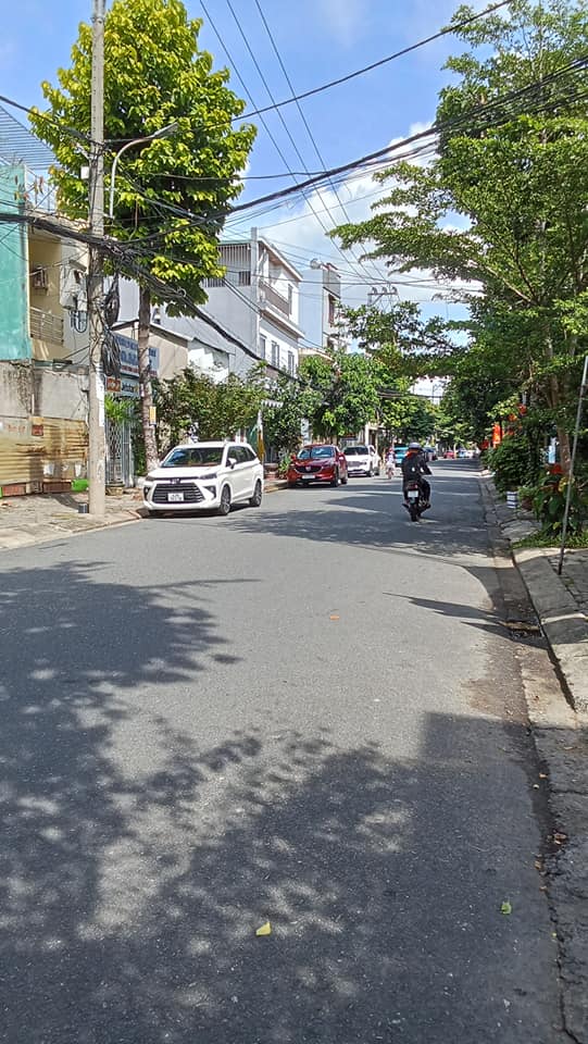 Nhà mặt tiền 2.5 tầng Đỗ Thúc Tịnh, Đà Nẵng 130m² giá 10 tỷ - Hướng Đông Nam thoáng mát!