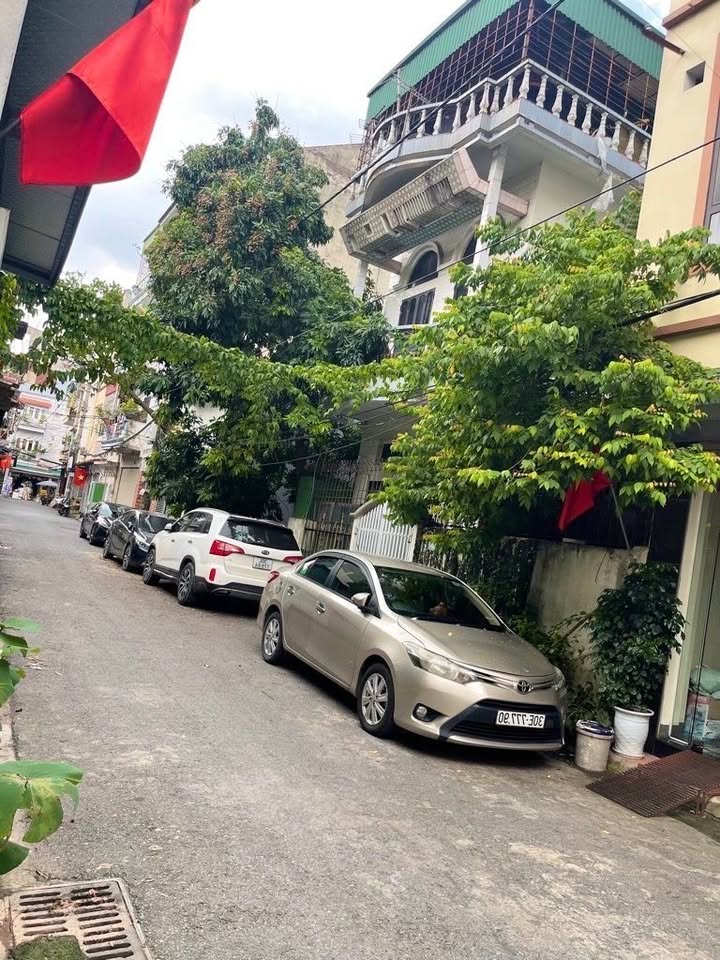 Lô đất Việt Hưng 40m² giá 5.35 tỷ - Sổ đỏ chính chủ, vị trí đắc địa!