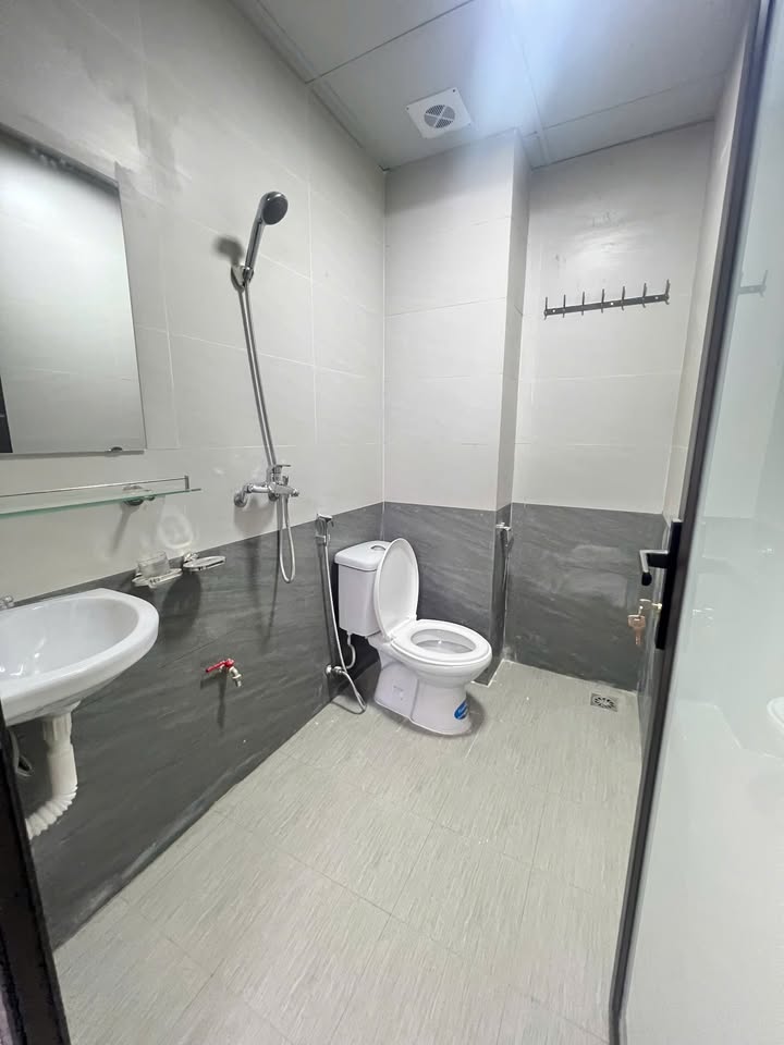 Phòng cho thuê Nguyễn Hoàng Tôn, Tây Hồ 28m² giá 5 triệu - Không gian thoáng đãng, đầy đủ tiện nghi!