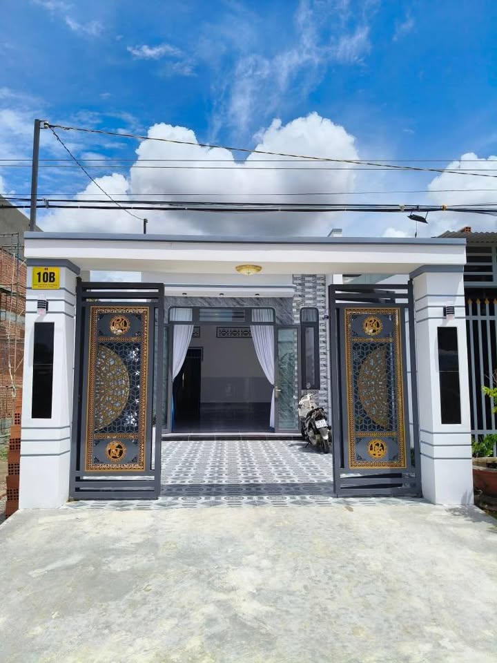 Nhà phố hiện đại tại Long Hoa, Tây Ninh - 142m² giá 1.59 tỷ - Sân ô tô rộng rãi!