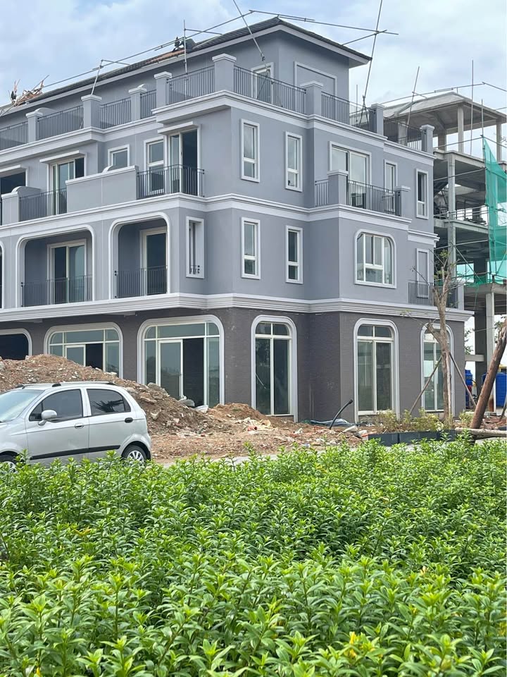 Nhà phố 4 tầng tại đường Âu Cơ, Vinh 99m² giá 6 tỷ - Thiết kế tân cổ điển sang trọng