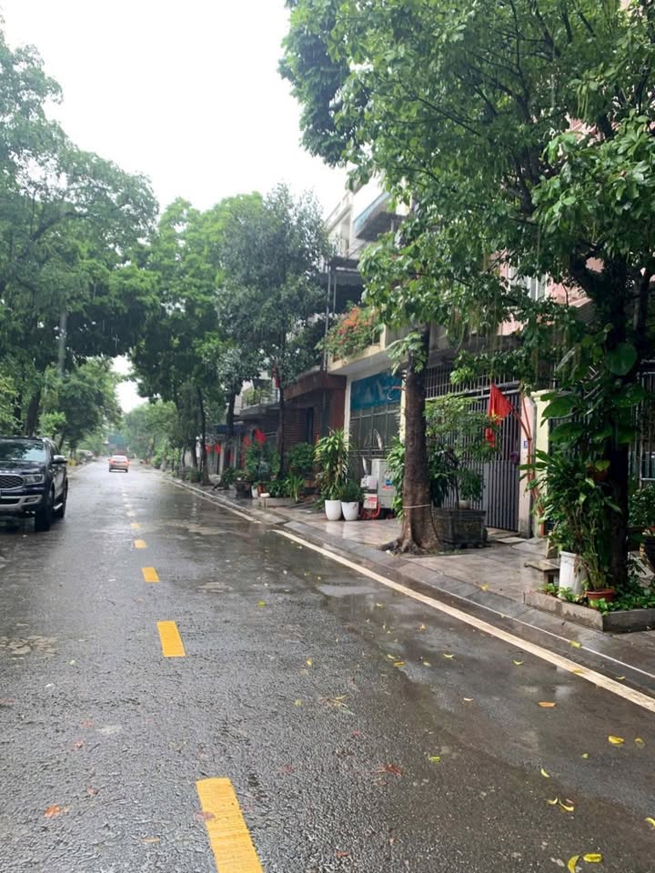 Nhà 3 tầng Vĩnh Phúc 100m² giá hơn 5 tỷ - Đầy đủ tiện ích xung quanh!