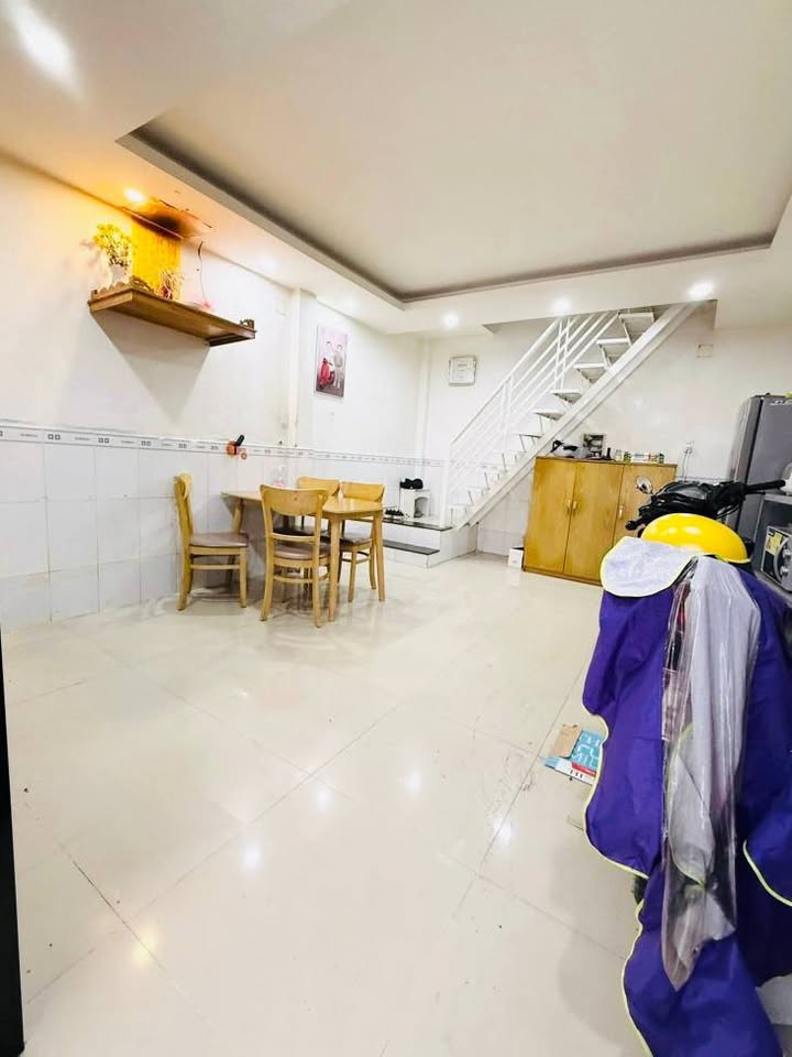 Nhà riêng Thạnh Lộc 34m² giá 2.4 tỷ - Sổ hồng chính chủ, thiết kế hiện đại!