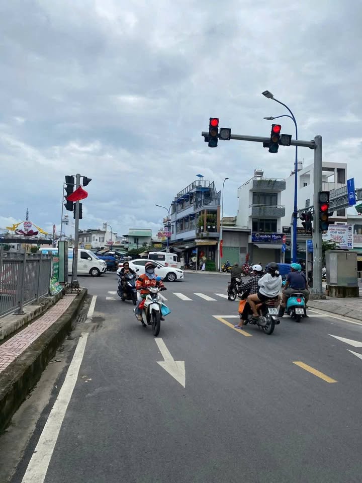 Nhà mặt tiền Kênh Nước Đen, Bình Hưng Hoà 48m² giá 3.2 tỷ - Vị trí kinh doanh sầm uất!