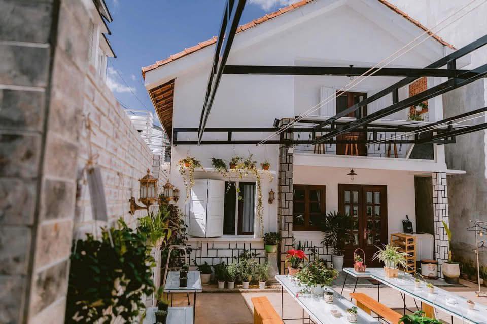 Homestay Đà Lạt 5PN giá 12 triệu - Đường rộng ô tô đậu thoải mái!