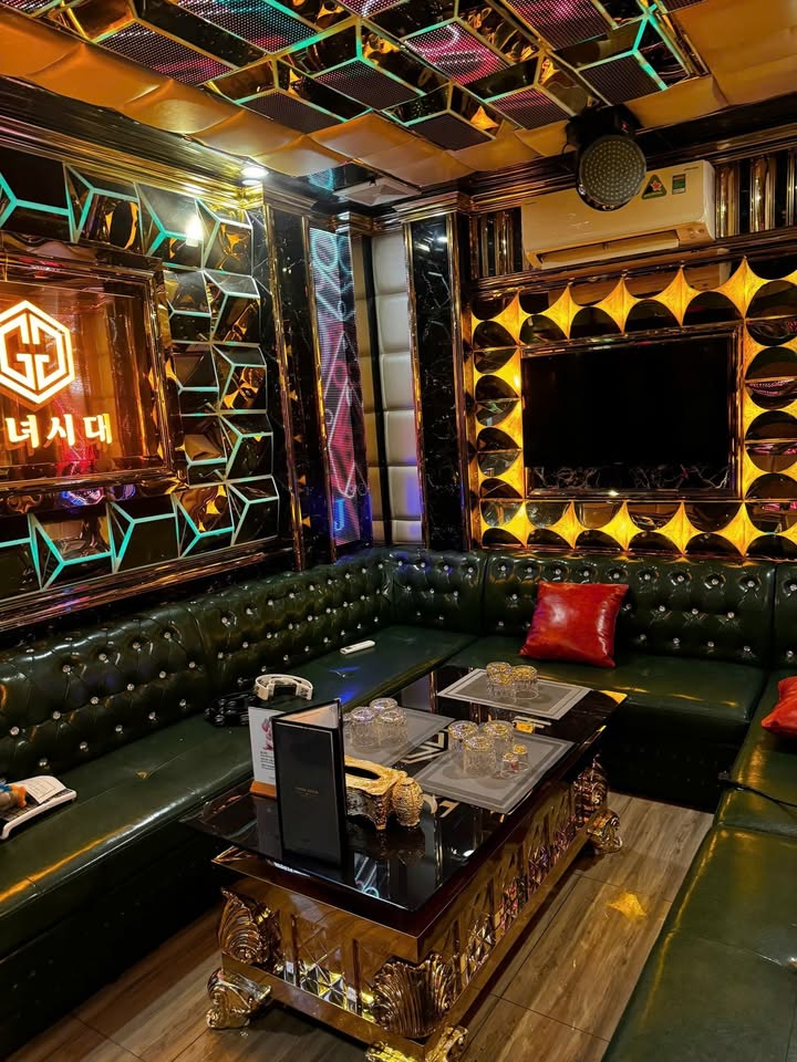 Cho thuê tòa nhà Karaoke Hẻm 165 Nguyễn Thái Bình, Quận 1 - Phòng hát full nội thất, lợi nhuận cao!