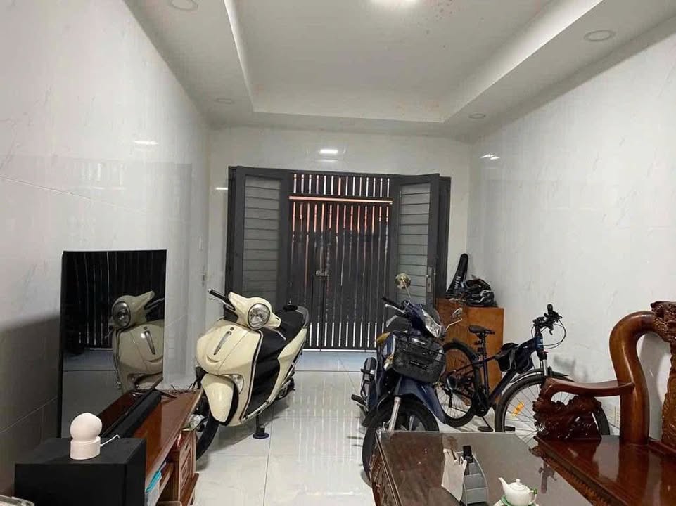 Nhà cho thuê nguyên căn hẻm xe hơi Lạc Long Quân Q11 52m² giá 14 triệu - Phù hợp cho gia đình và văn phòng