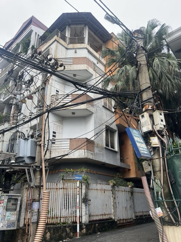 Bán nhà Trần Quốc Hoàn, Cầu Giấy 80m² giá 29.5 tỷ - Lô góc siêu VIP, ô tô tránh!