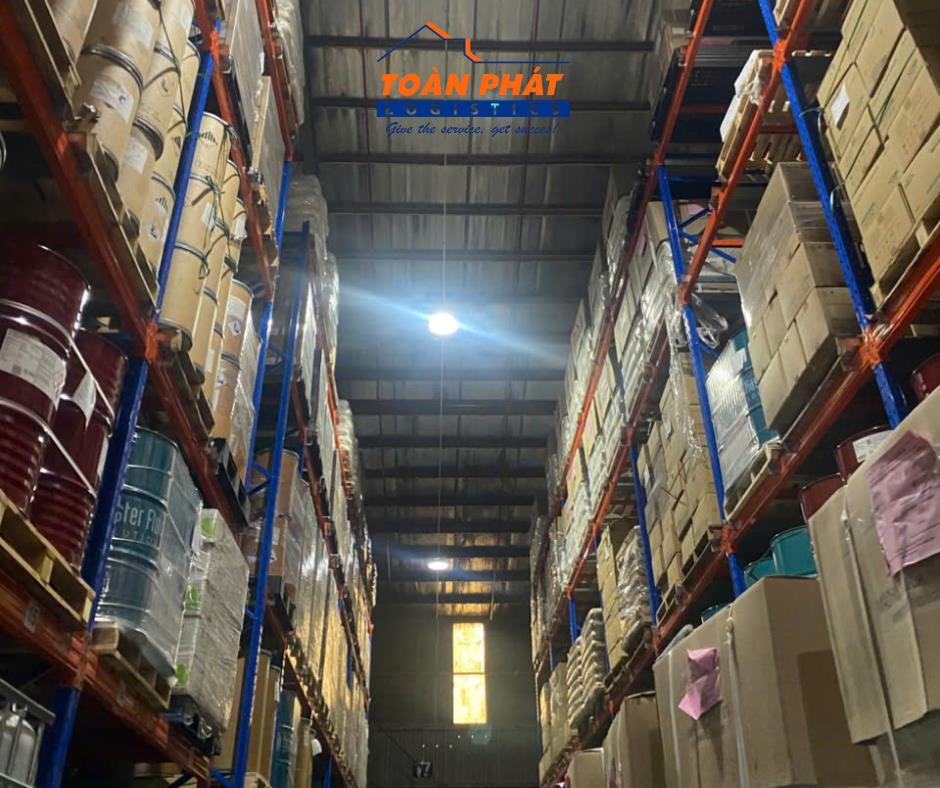 Kho hàng Dĩ An 400m² giá 12.8 tỷ - Giải pháp logistics trọn gói!