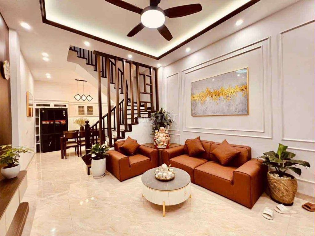 Nhà phố Bạch Mai 35m² giá 6.4 tỷ - Tiện ích đầy đủ, 3 phòng ngủ khép kín!
