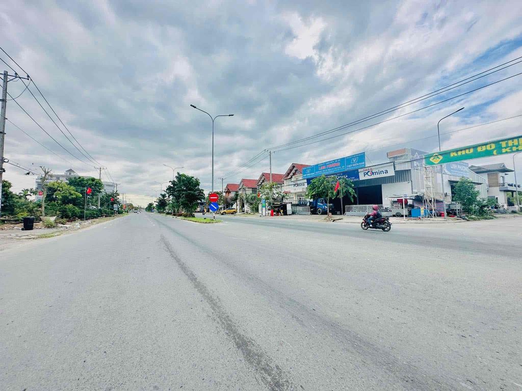 Cho thuê 6480m² đất mặt tiền đường Nguyễn Văn Cừ - Giá 270 triệu/tháng, phù hợp làm showroom!