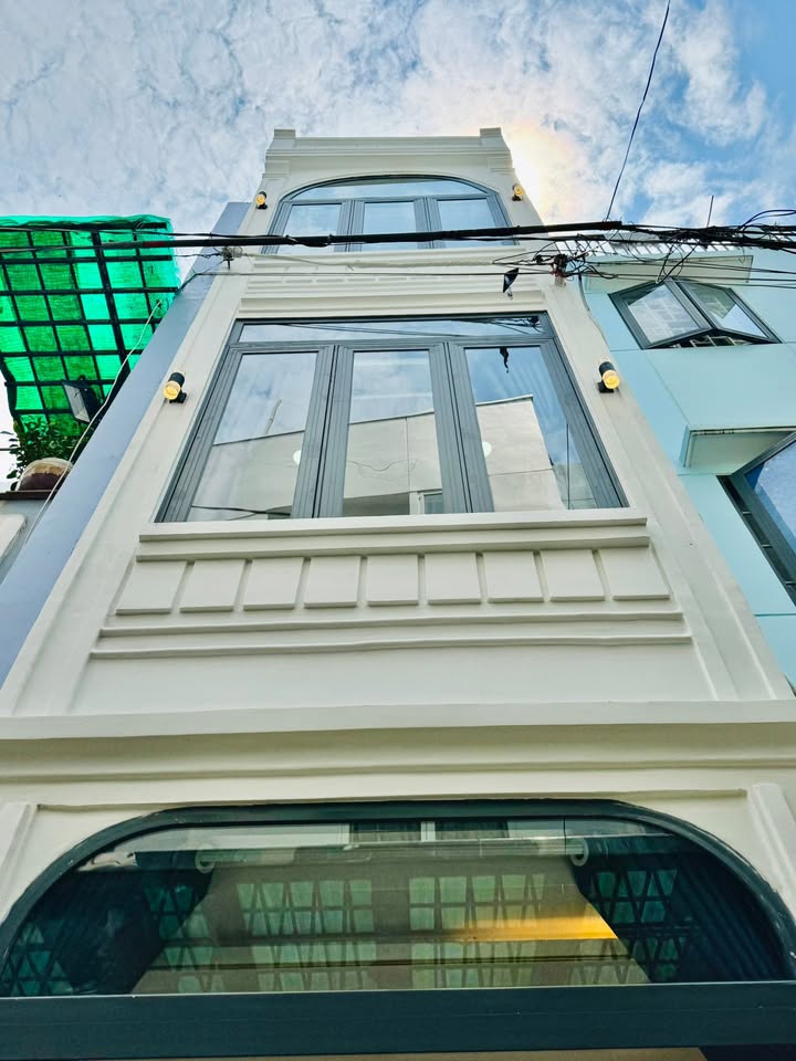 Nhà đẹp Nguyễn Thái Sơn 28m² giá 4.68 tỷ - Gần sân bay Tân Sơn Nhất!