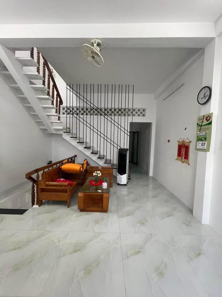 Nhà 2 tầng mặt tiền đường Hàm Nghi, Tuy Hòa 71.5m² giá 4.65 tỷ - Vị trí trung tâm, thuận tiện!