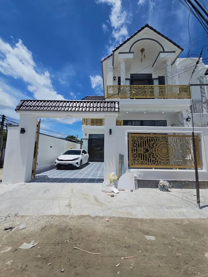 Nhà lầu đúc 2 mặt tiền tại trung tâm Tây Ninh 144m² giá 4.2 tỷ - Đầy đủ nội thất cao cấp!