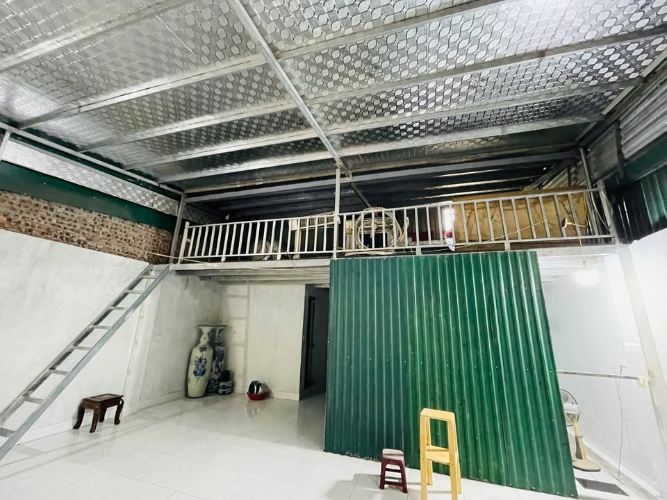 Kho xưởng 80m² gác xép cho thuê tại Lĩnh Nam, Hoàng Mai - Giá chỉ 6 triệu/tháng!