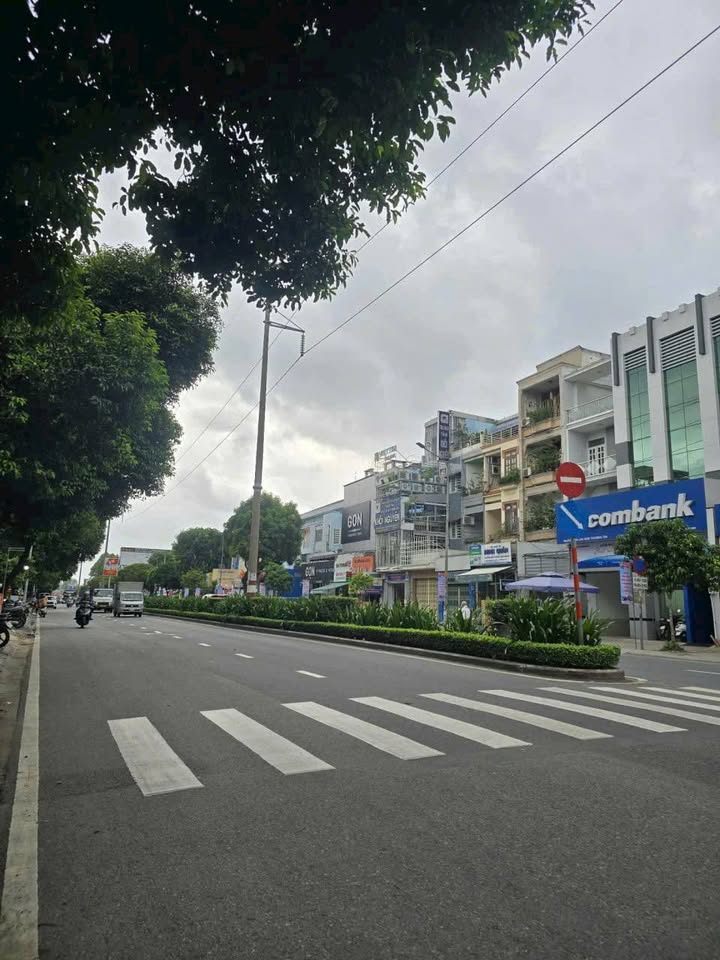 Nhà cũ Lạc Long Quân Q.11 diện tích 55m² giá 5.5 tỷ - Tiện xây mới theo ý thích!