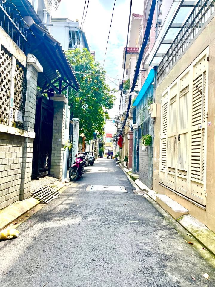 Nhà 1 trệt 1 lửng Nguyễn Kiệm, Phú Nhuận 47m² giá 6.2 tỷ - Sân để xe rộng rãi!