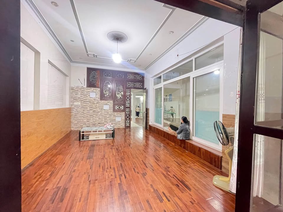 Nhà mặt tiền Lê Thánh Tôn, Quảng Ngãi - Cho thuê giá 10 triệu/tháng - Vị trí kinh doanh sầm uất!