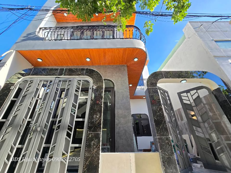 Nhà đẹp ngay mặt tiền Tôn Đản, 70m² giá 4 tỷ - Sẵn sàng vào ở!