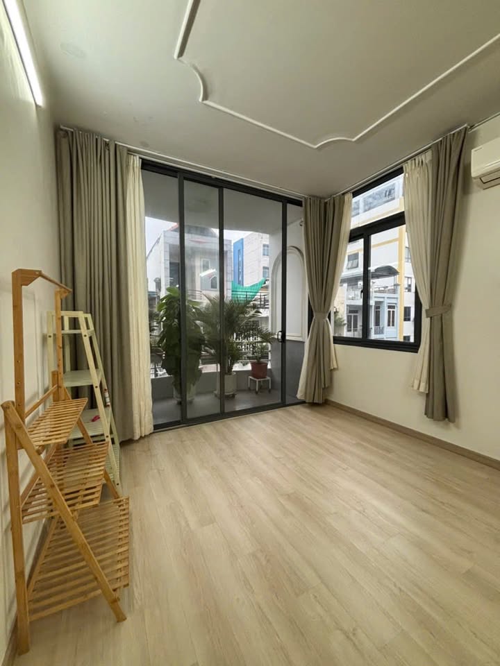 Căn hộ 2PN nguyên tầng 60m² tại quận 10 - Ban công lớn, đầy đủ nội thất!