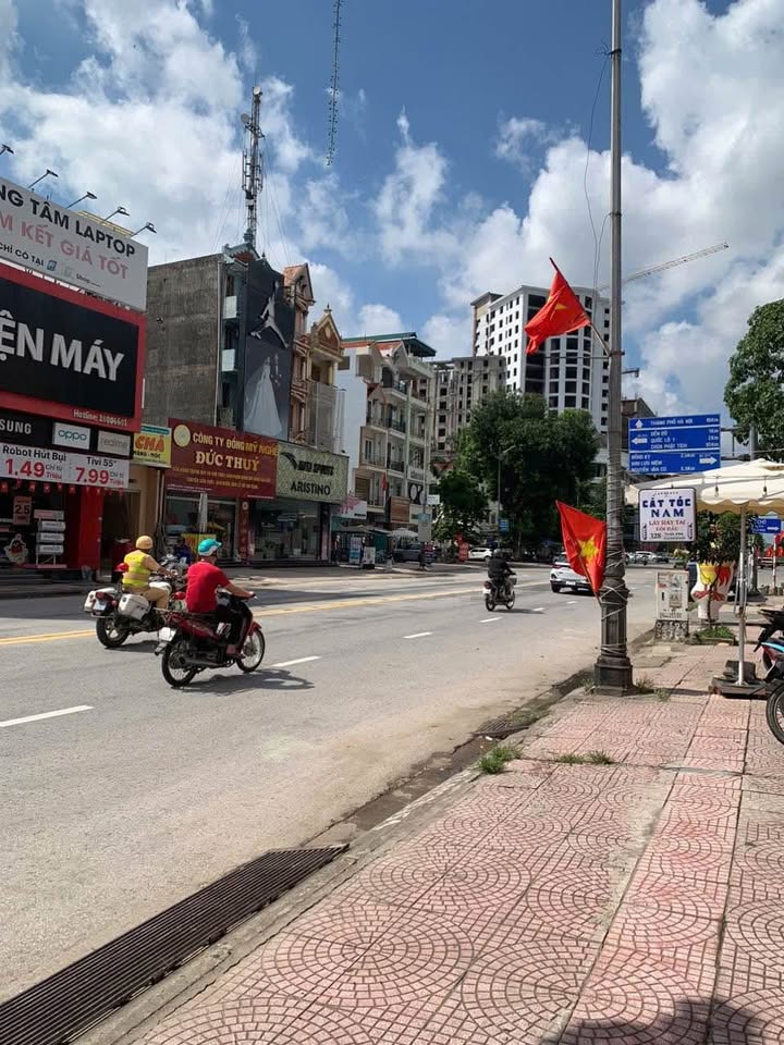 Nhà 4 tầng mặt đường Trần Phú, Từ Sơn, 103.6m² giá 18.5 tỷ - Đầu tư sinh lời ngay!