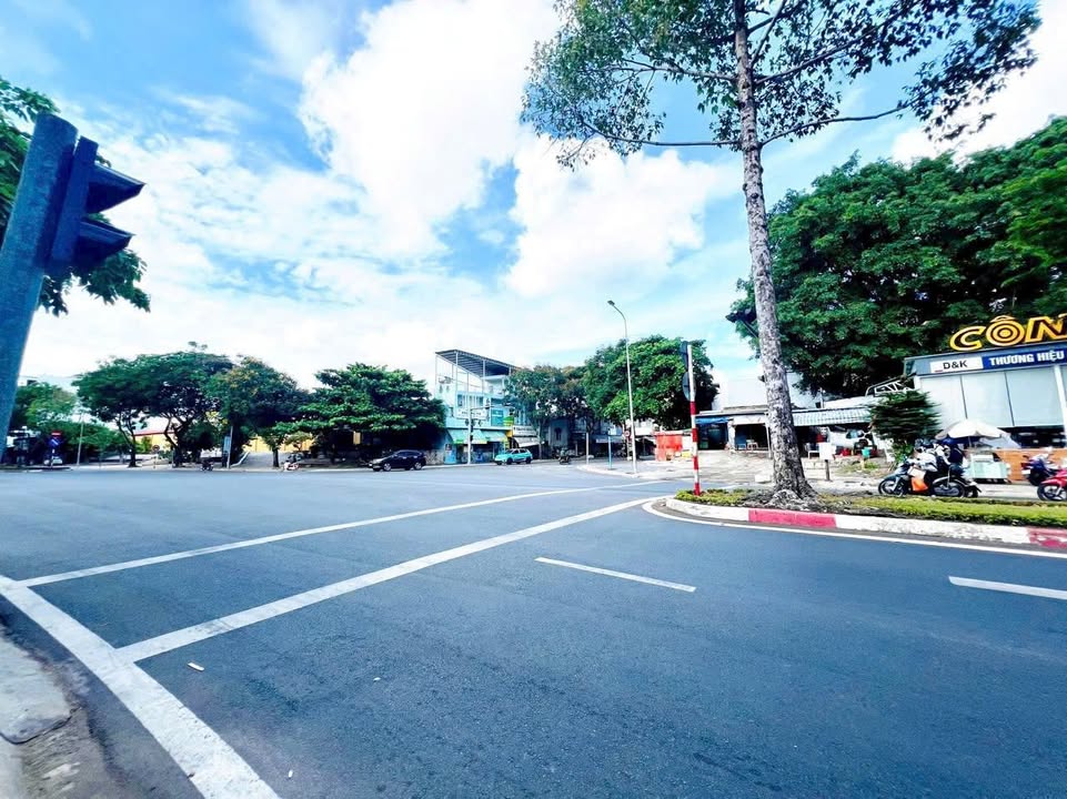 FrontHouse góc 2 mặt tiền đường Nguyễn Tất Thành 371m² giá 25 tỷ - Đầu tư sinh lời ngay!