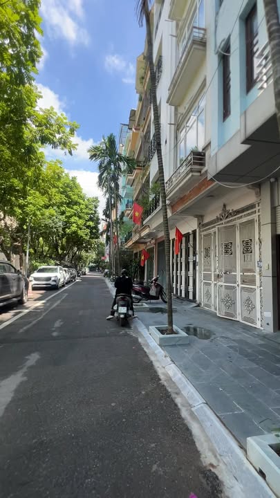 Nhà phố phân lô cán bộ Cầu Giấy 55m² giá 21 tỷ - Vị trí đắc địa, ô tô dừng đỗ thoải mái!