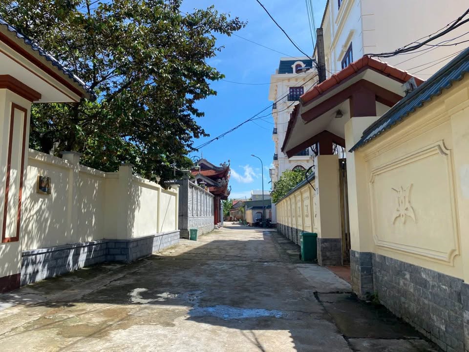 Lô đất tại Quảng Phú 194m² giá 2.8 tỷ - Nhà mái bằng kiên cố tặng kèm!