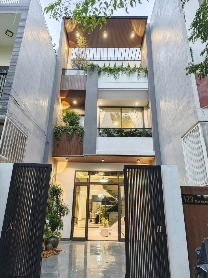 Nhà đẹp 3 tầng đường Trần Kim Xuyến, Hòa Xuân, Đà Nẵng 100m² giá 8.25 tỷ - Sẵn sàng vào ở!