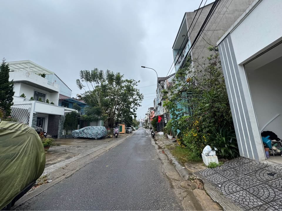 Đất nền Đà Lạt 100m² giá 9 tỷ - Sổ đỏ chính chủ, hướng Đông Nam!