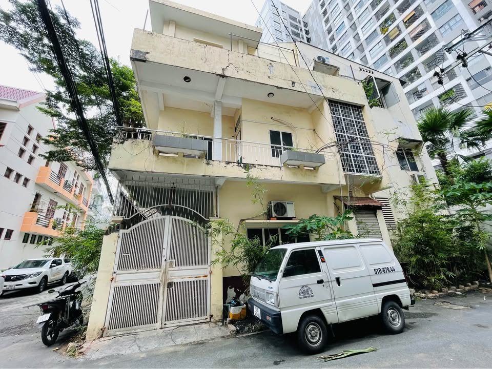 Nhà 3 tầng đường Yên Thế, quận Tân Bình, 63m² chỉ 14.9 tỷ - Căn góc hẻm 2 xe hơi né nhau!