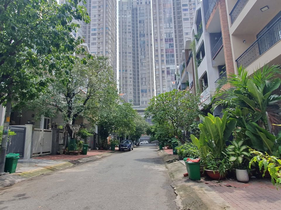 Nhà phố KDC Him Lam Tân Hưng Q7 100m² - Cách Lotte Mart 300m, Sổ hồng riêng!