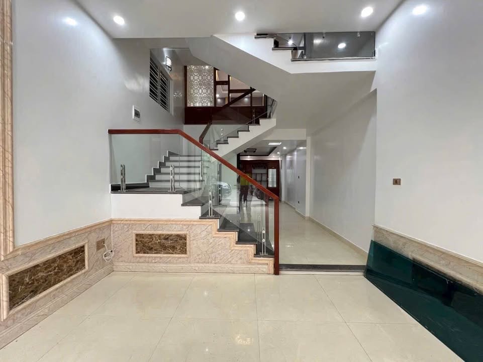Nhà đẹp 4 tầng tại 415 Ngô Gia Tự, Văn Cao, Hải Phòng - Tiềm năng kinh doanh lớn!