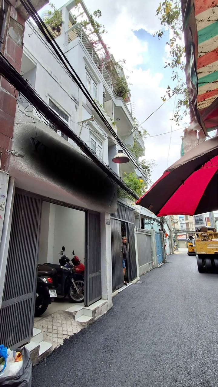 Nhà 2 tầng CMT8 Q3, 49m² giá 11 tỷ - Giảm sốc 2 tỷ ngay hôm nay!