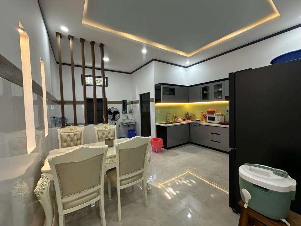Nhà lầu Hiệp Ninh, Tây Ninh 100m² giá 2.4 tỷ - Vào ở ngay với nội thất đầy đủ!