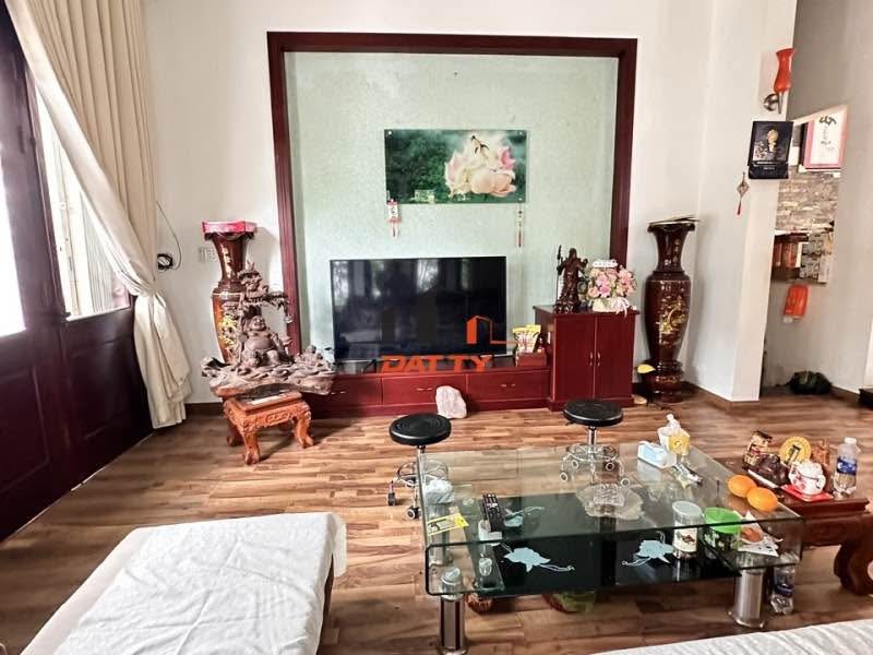 Nhà 2 tầng mặt tiền đường Đinh Công Tráng, Buôn Ma Thuột 240m² giá 10,5 tỷ - Kinh doanh thuận lợi!