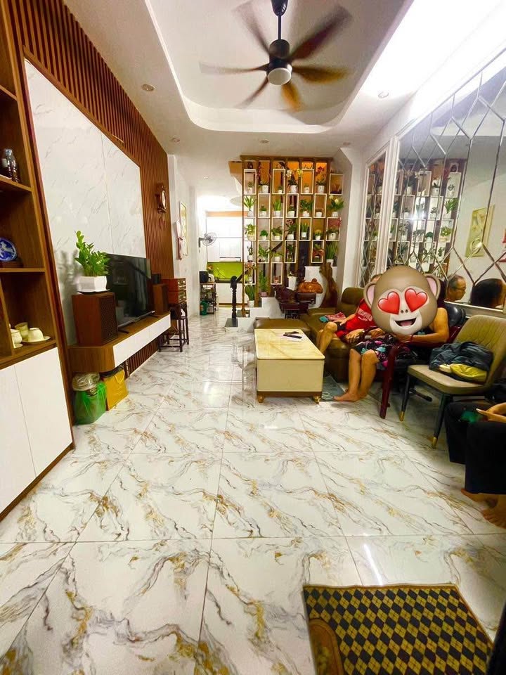 Nhà phố Tam Trinh 50m² giá 11.7 tỷ - Sổ đỏ chính chủ, thiết kế 4 tầng thoáng mát!