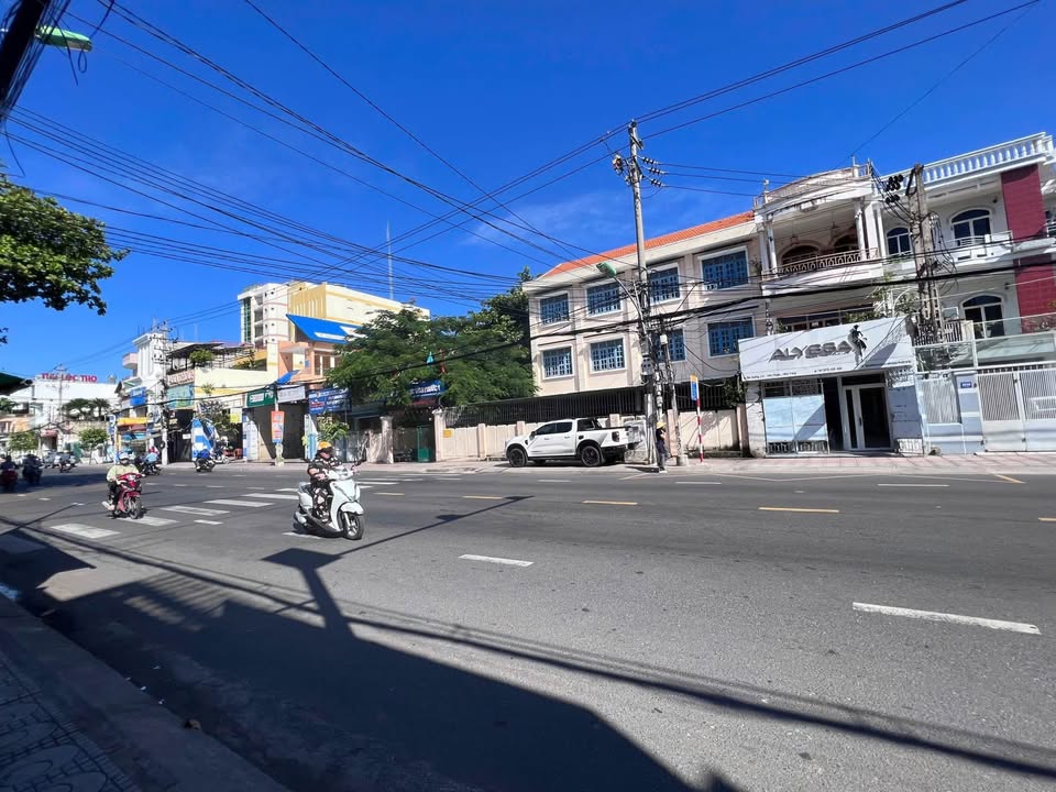 Bán nhà mặt tiền đường 2/4 Vĩnh Phước Nha Trang 49.4m² - Kinh doanh sầm uất!