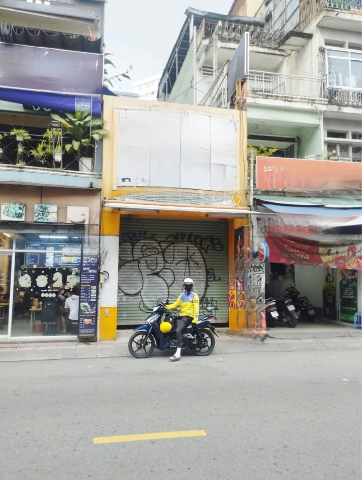 Nhà mặt tiền đường Hoa, Phú Nhuận 30m² giá 20 triệu - Kinh doanh tự do!