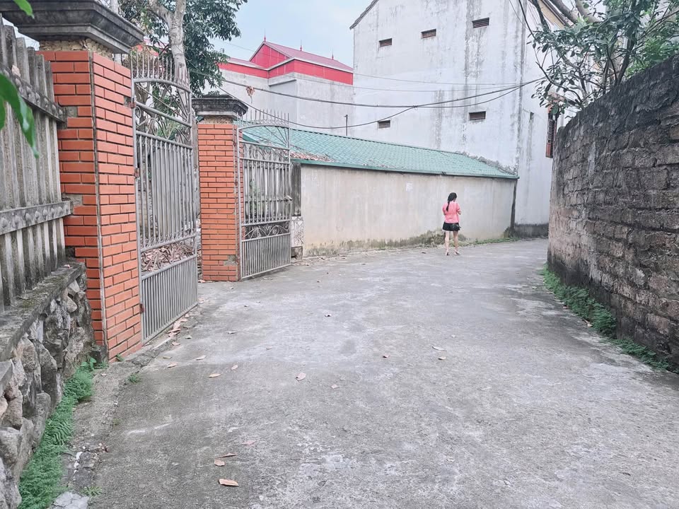 Nhà riêng 83m² đường Hoàng Quốc Việt, giá 3 tỷ - Hướng Đông, ô tô vào tận cửa!