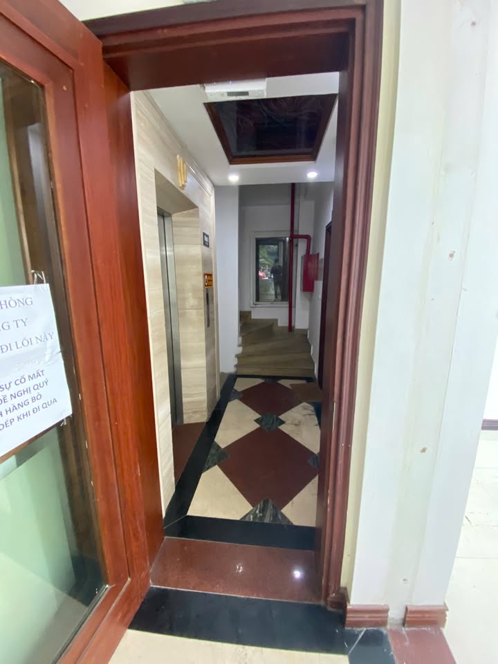 Cho thuê FrontHouse Duy Tân 100m² giá 37 triệu - Gần trung tâm Hà Nội!