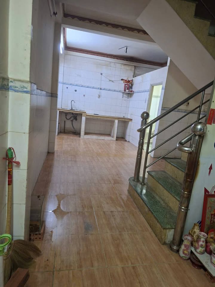 Nhà cho thuê đường Lạc Long Quân, quận 11 - Thiết kế 3 tầng, 5 phòng ngủ, giá 13.5 triệu