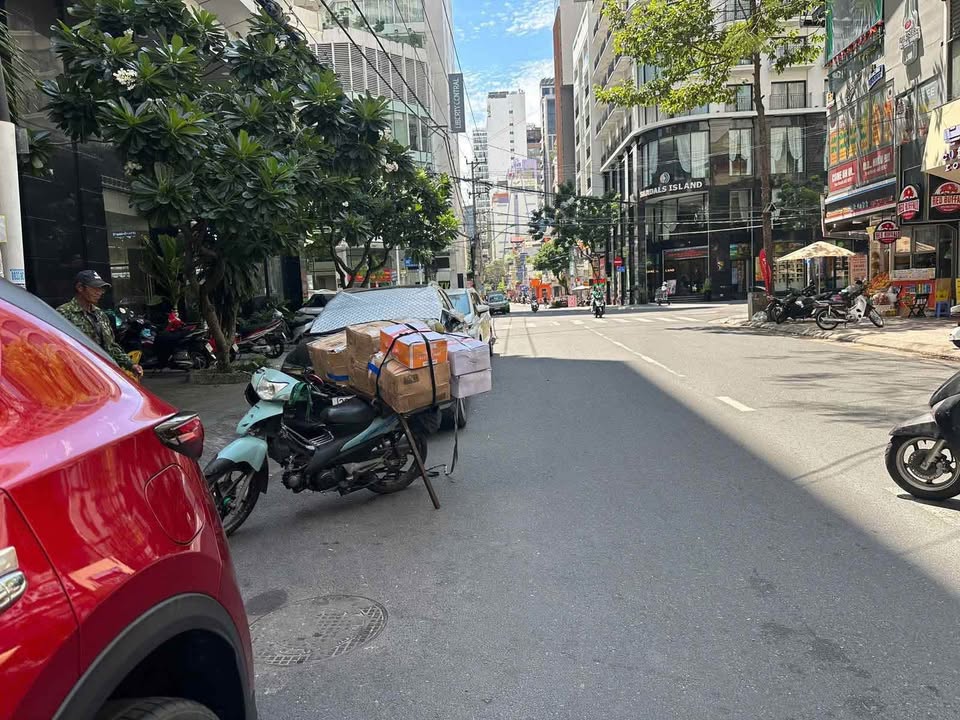 Bán nhà mặt tiền đường Hùng Vương Nha Trang 96.85m² giá 33 tỷ - Dòng tiền ổn định 50 triệu/tháng!