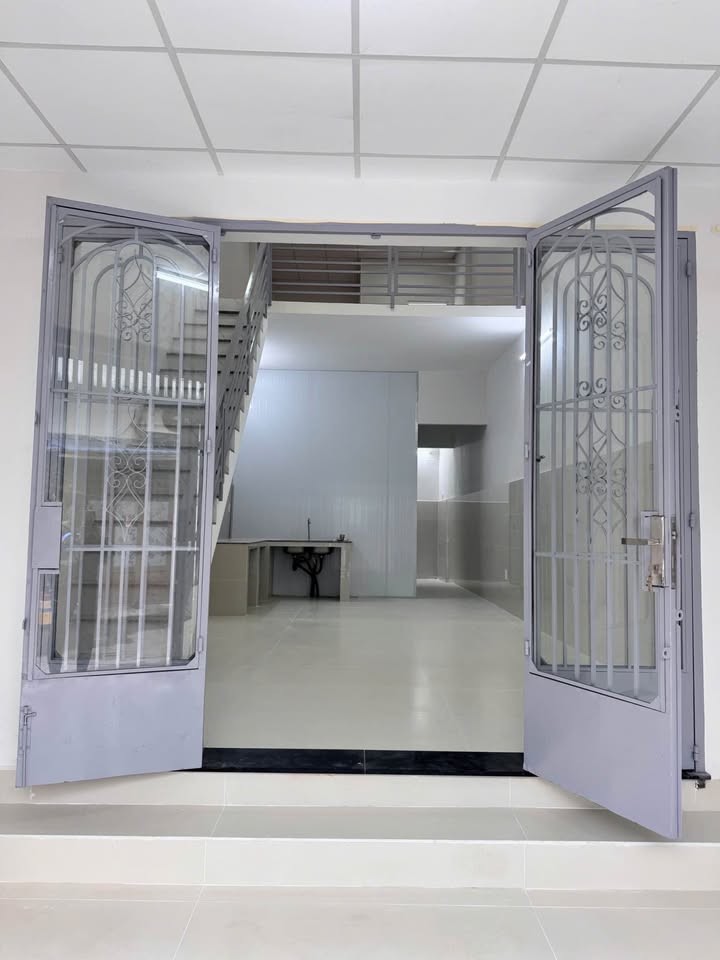 Nhà bán Hóc Môn 60m² giá 3.6 tỷ - Vị trí thuận lợi, sẵn sàng ở ngay!