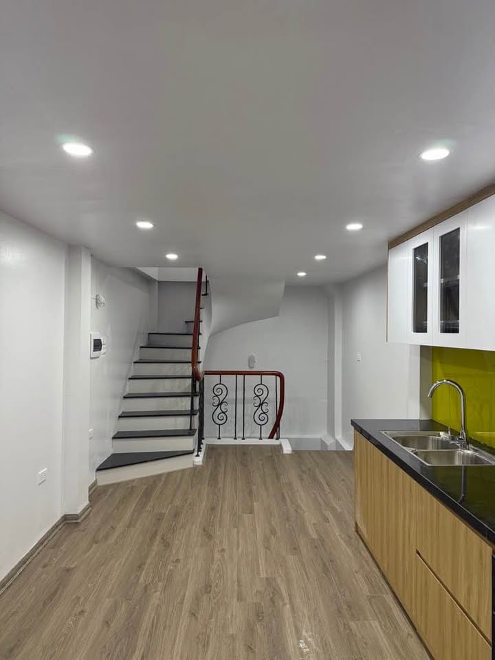 Nhà đẹp 6 tầng tại Thông Phong, Đống Đa - Sổ đỏ chính chủ chỉ 6.85 tỷ!