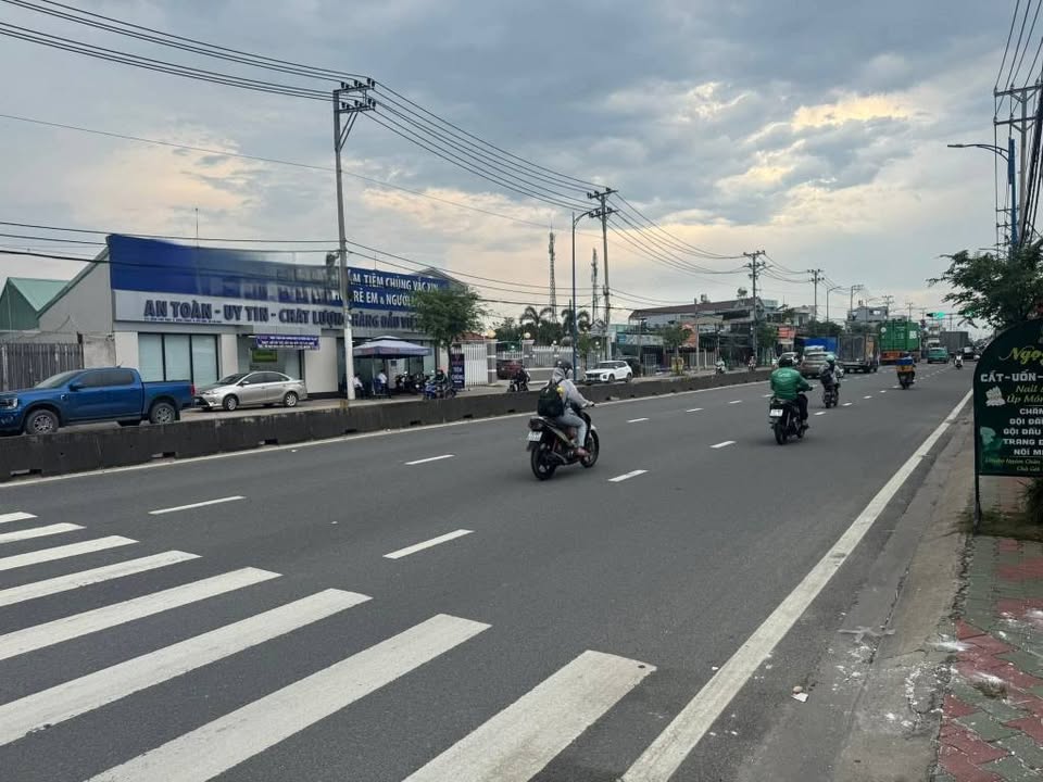 Nhà mặt tiền đường Đặng Thúc Vịnh, Hóc Môn 220m² chỉ 20 triệu/tháng - Vị trí đắc địa cho kinh doanh!