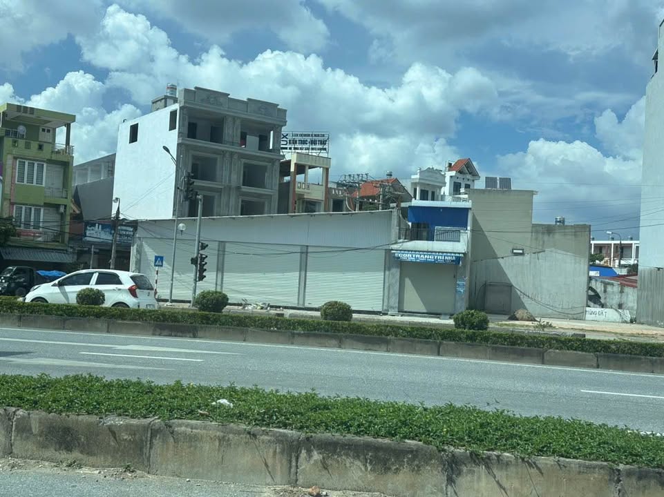 Nhà mặt đường lô góc Bùi Viện, Hải Phòng 300m² giá 40 triệu - Thích hợp nhiều ngành nghề!