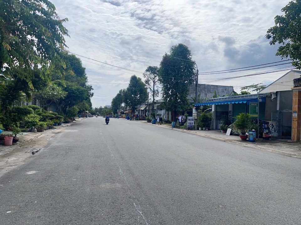 Đất nền Bến Cát Bình Dương 300m² giá 4.7 tỷ - Sổ đỏ chính chủ, khu dân cư đông đúc!